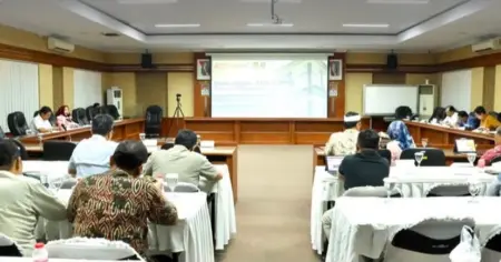 Sekda Purwakarta Sri Jaya Midan saat membuka sosialisasi Perda RTRW Kabupaten Purwakarta 2026–2046 di Aula Bank BJB Purwakarta.