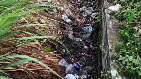 Kemarau Panjang, Sampah Menumpuk di Selokan Citalang Kemarau Panjang, Sampah Menumpuk di Selokan Citalang (Rachma/Koran Mandala)