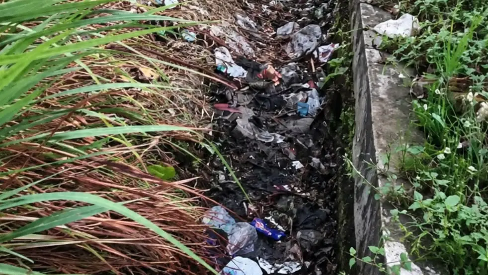 Kemarau Panjang, Sampah Menumpuk di Selokan Citalang (Rachma/Koran Mandala)