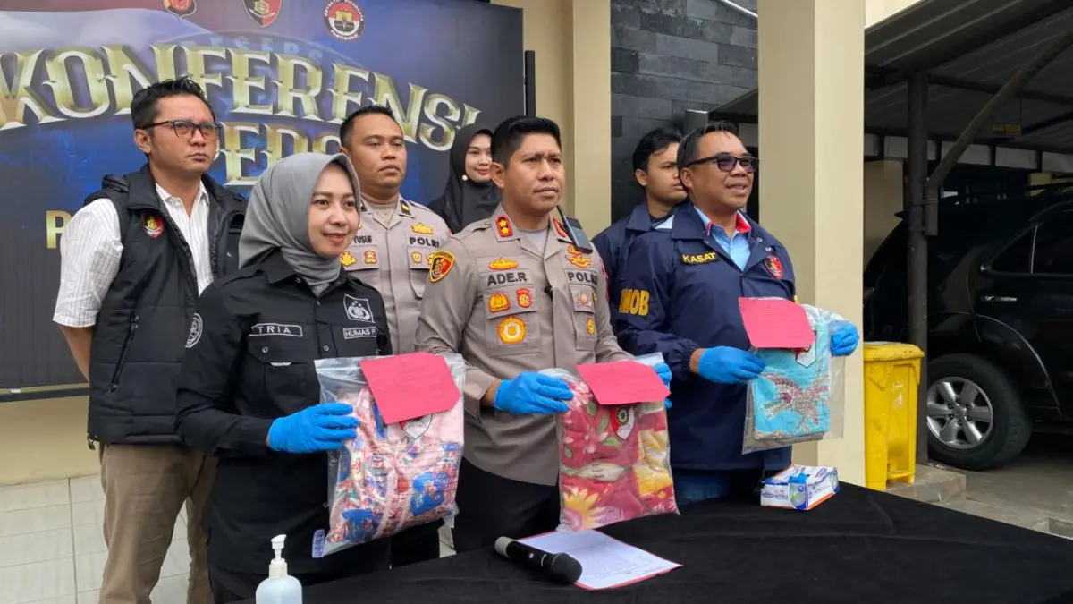 Pria di Tasikmalaya diduga mencabuli dua kakak beradik dengan modus mengajak belajar sepeda motor dan meminjamkan handphone.