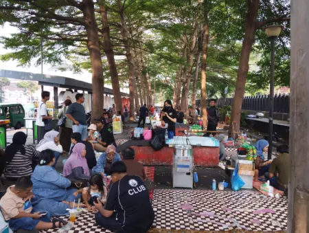 Meski Ditutup, Alun-Alun Bandung Tetap Ramai Didatangi Warga Luar Daerah Suasana Depan Alun-Alun Bandung dipadati pengunjung (Sarah/Koran Mandala)