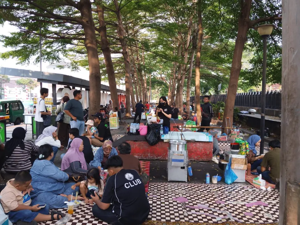 Suasana Depan Alun-Alun Bandung dipadati pengunjung (Sarah/Koran Mandala)