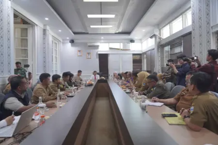 Pemkab Garut dan Forkopimda Perkuat Pengawasan Obat Terlarang dan Jam Malam Anak Rapat Forum Koordinasi Pimpinan Daerah di Ruang Rapat Pamengkang, Kecamatan Garut Kota, Kabupaten Garut, Selasa (11/8/2026)