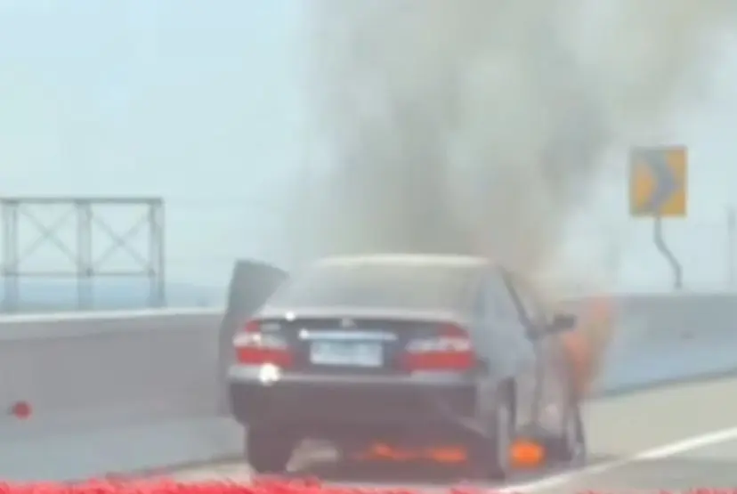 Toyota Camry terbakar di Tol MBZ Bekasi