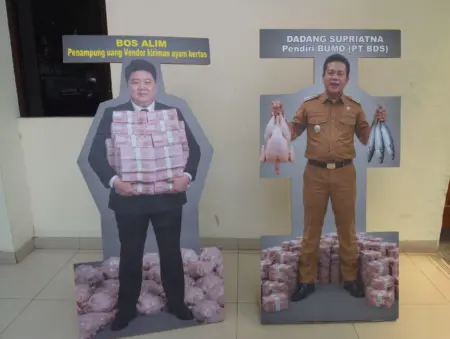 Vendor Korban PT BDS Ungkap Dugaan Pengiriman Ayam Fiktif, Klaim Kerugian Capai Miliaran 2 Stand foto yang berada di area Pengadilan Negeri (PN) Bandung