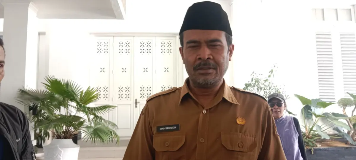 Kabid pemerintah DPMD Garut laksanakan pelantik kepala desa di pemengkang,Selasa (11/8/2026)