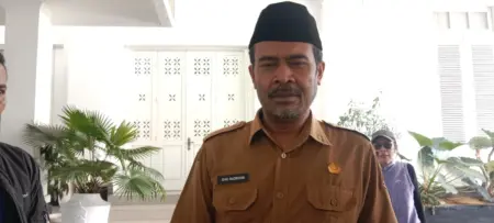 Kabid pemerintah DPMD Garut laksanakan pelantik kepala desa di pemengkang,Selasa (11/8/2026)