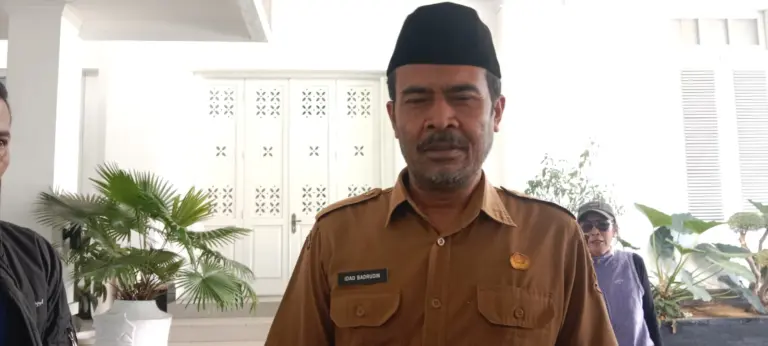 DPMD Garut Lantik Tiga Kades Hasil Pemilihan Antarwaktu Kabid pemerintah DPMD Garut laksanakan pelantik kepala desa di pemengkang,Selasa (11/8/2026)