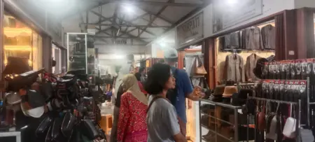 Pusat Kerajinan Kulit Garut Diserbu Wisatawan Saat Akhir Pekan Pusat kerajinan kulit Garut dipadati pengunjung,Minggu 2/8/2026 (Rida/Koran Mandala)