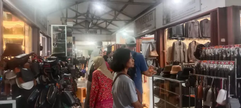 Pusat Kerajinan Kulit Garut Diserbu Wisatawan Saat Akhir Pekan Pusat kerajinan kulit Garut dipadati pengunjung,Minggu 2/8/2026 (Rida/Koran Mandala)