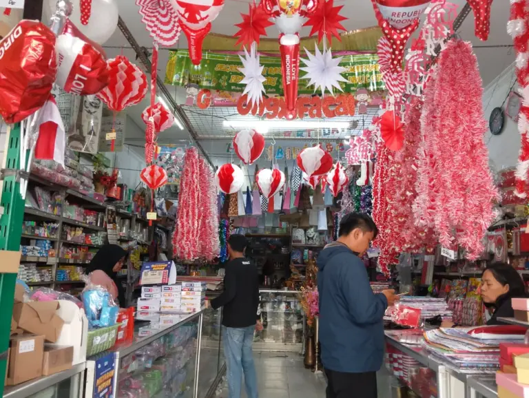 Pernak-pernik HUT RI Mulai Diburu, Penjualan di Cibadak Naik 40 Persen Suasana pengunjung di Toko Bintang Makmur Jalan Cibadak, Kota Bandung. (Sarah/Koran Mandala)