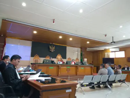 Kardus Berisi Rp850 Juta Terungkap di Sidang Suap Hakim PN Depok Jaksa menghadirkan 3 saksi dalam perkara Suap PN Depok Pada Senin 10/8/2026 yakni, Direktur PT Karabha Digdaya Yuli Priyanto, Komisaris Utama PT Karabha Digdaya Aloysius Yanis Dhaniarto, dan Komisaris PT Karabha Digdaya Joko Prihanto (Sarah/Koran Mandala)