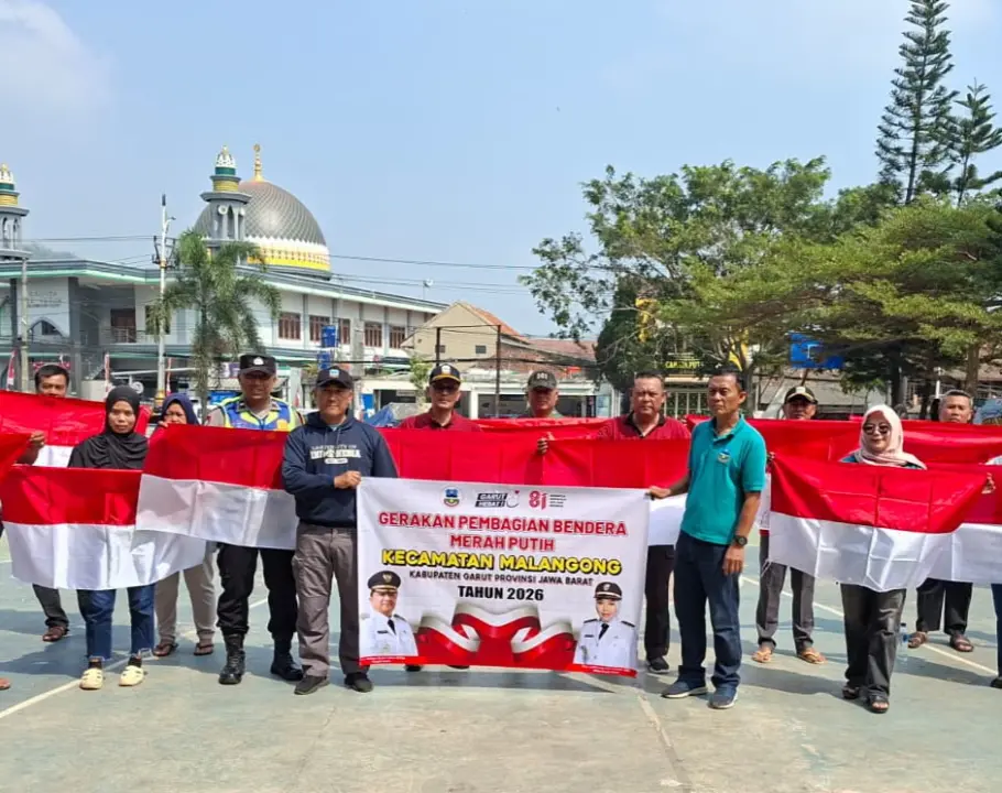 Kapolsek Malangbong AKP Suarna bersama Forkopimcam membagikan bendera Merah Putih kepada masyarakat di Alun-Alun Malangbong.