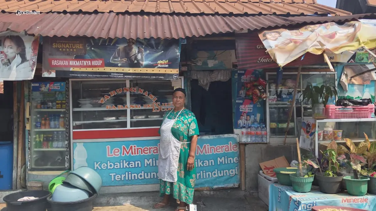 Nur berdiri di depan lapak PKL miliknya yang masih tersisa dan belum dibongkar di Terminal Cicaheum, Kota Bandung, Selasa 25/8/2026. (Sarah/Koran Mandala)