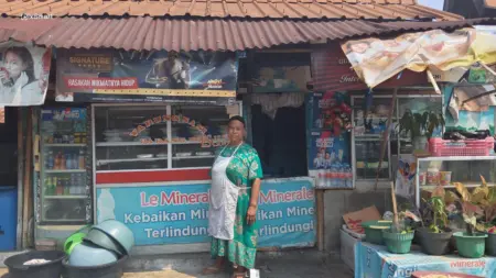 Nur berdiri di depan lapak PKL miliknya yang masih tersisa dan belum dibongkar di Terminal Cicaheum, Kota Bandung, Selasa 25/8/2026. (Sarah/Koran Mandala)