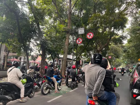 Rambu Dilarang Parkir Tak Digubris, Trotoar Jalan Wastukencana Dipenuhi Kendaraan Penjemput Rambu Dilarang Parkir Tak Digubris, Trotoar Jalan Wastukencana Dipenuhi Kendaraan Penjemput