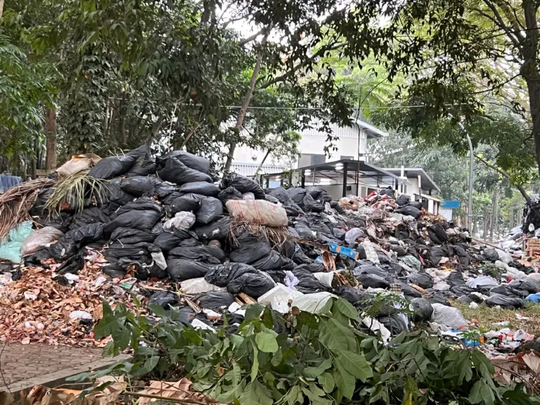 Gunungan Sampah di TPST Tegalega Ganggu Kenyamanan Pengunjung Taman Gunungan Sampah di TPST Tegalega Ganggu Kenyamanan Pengunjung Taman