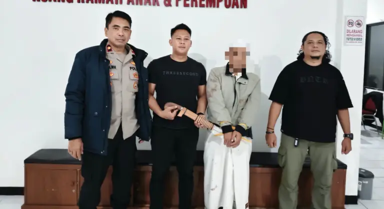 Polisi Berhasil Amankan Pelaku Penganiayaan Brutal Bersenjata Tajam Polisi Berhasil Amankan Pelaku Penganiayaan Brutal Bersenjata Tajam Di Warung Peuteuy, Diduga Dipicu Perselisihan Keluarga