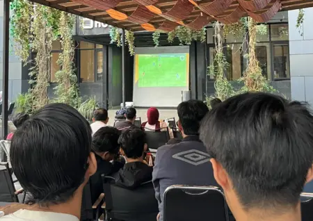 Hujan Tak Surutkan Antusiasme Bobotoh, Atmosfer Nobar Persib vs Persija Tetap Hidup di Lima Tujuh Coffee