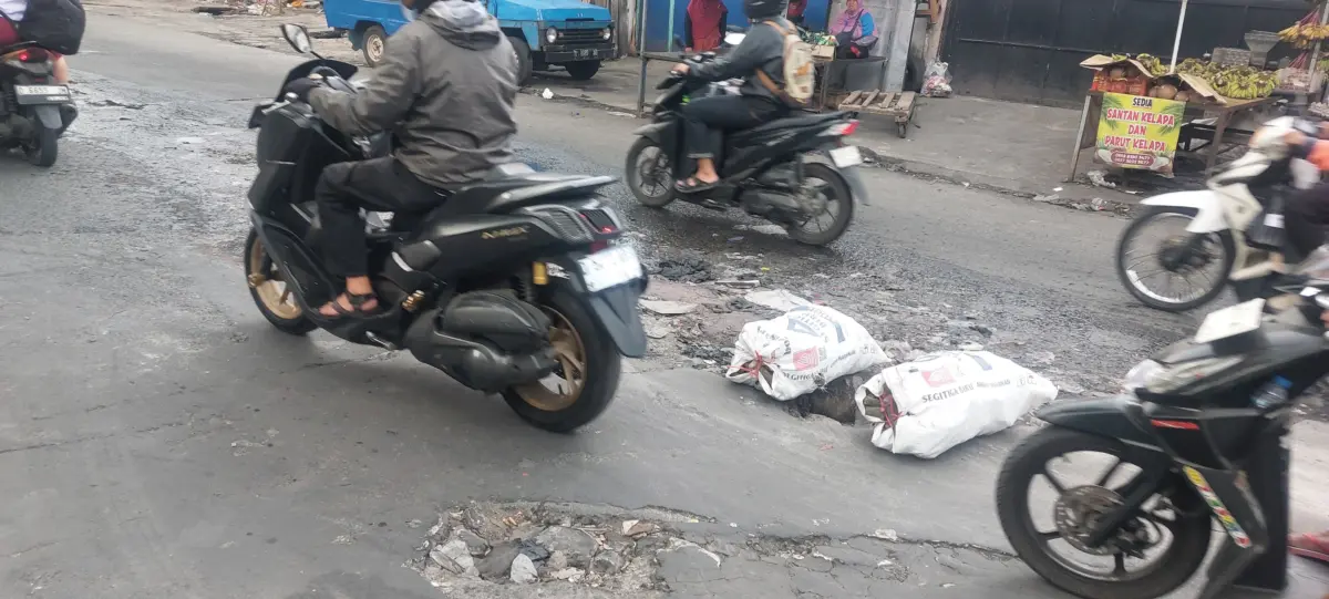 Jalan Cikutra Berlubang, Warga Pasang Gedebog Pisang sebagai Penanda Bahaya