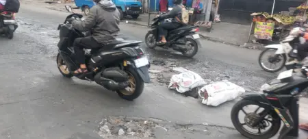 Jalan Cikutra Berlubang, Warga Pasang Gedebog Pisang sebagai Penanda Bahaya Jalan Cikutra Berlubang, Warga Pasang Gedebog Pisang sebagai Penanda Bahaya