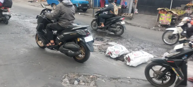 Jalan Cikutra Berlubang, Warga Pasang Gedebog Pisang sebagai Penanda Bahaya