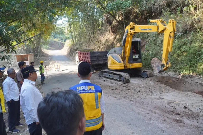 Tingkatkan Konektivitas Garut-Sumedang, Bupati Syakur Cek Proyek Rehabilitasi Jalan Limbangan–Selaawi Tingkatkan Konektivitas Garut-Sumedang, Bupati Syakur Cek Proyek Rehabilitasi Jalan Limbangan–Selaawi