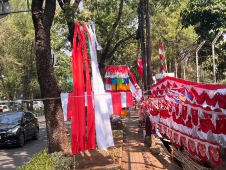 Trotoar Jadi Lapak Bendera, Pedagang Kerap Ditegur: “Kami Siap Pindah, Asal Diberi Tempat” Penjualan bendera merah putih di trotoar jalan kota Bandung