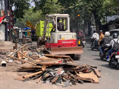 Penggusuran Jalan Ibrahim Adjie Berlanjut hingga Siang, Empat Kali Diperingatkan, Pedagang Tetap Kehilangan Lapak Penggusuran Jalan Ibrahim Adjie Berlanjut hingga Siang, Empat Kali Diperingatkan, Pedagang Tetap Kehilangan Lapak