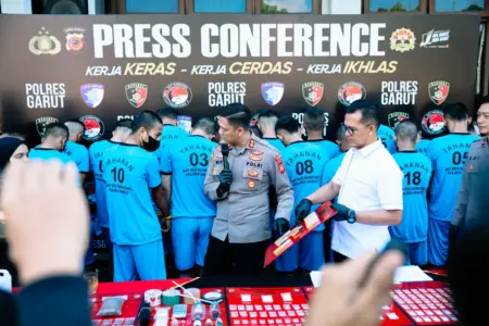 2.877 Benur Barang Bukti Tindak Pidana Perikanan Dilepasliarkan di Pangandaran 2.877 Benur Barang Bukti Tindak Pidana Perikanan Dilepasliarkan di Pangandaran