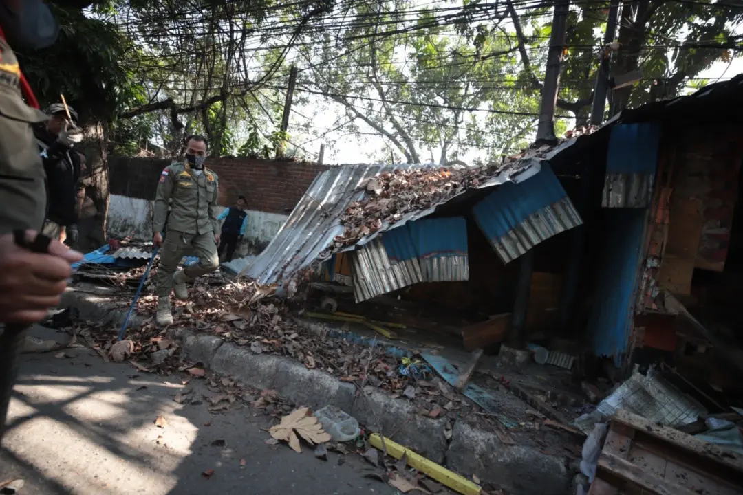Kembalikan Fungsi Trotoar, Satpol PP Bandung Tertibkan 58 Bangunan di Andir