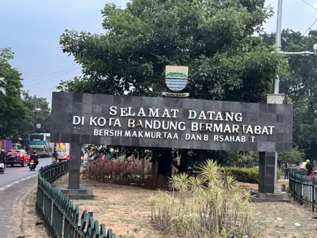 Huruf Papan Nama Rusak, Tugu Perbatasan Cibiru Tampak Kurang Terawat Huruf Papan Nama Rusak, Tugu Perbatasan Cibiru Tampak Kurang Terawat