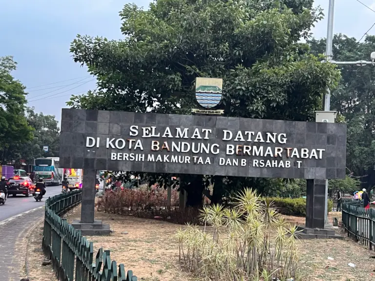 Huruf Papan Nama Rusak, Tugu Perbatasan Cibiru Tampak Kurang Terawat Huruf Papan Nama Rusak, Tugu Perbatasan Cibiru Tampak Kurang Terawat