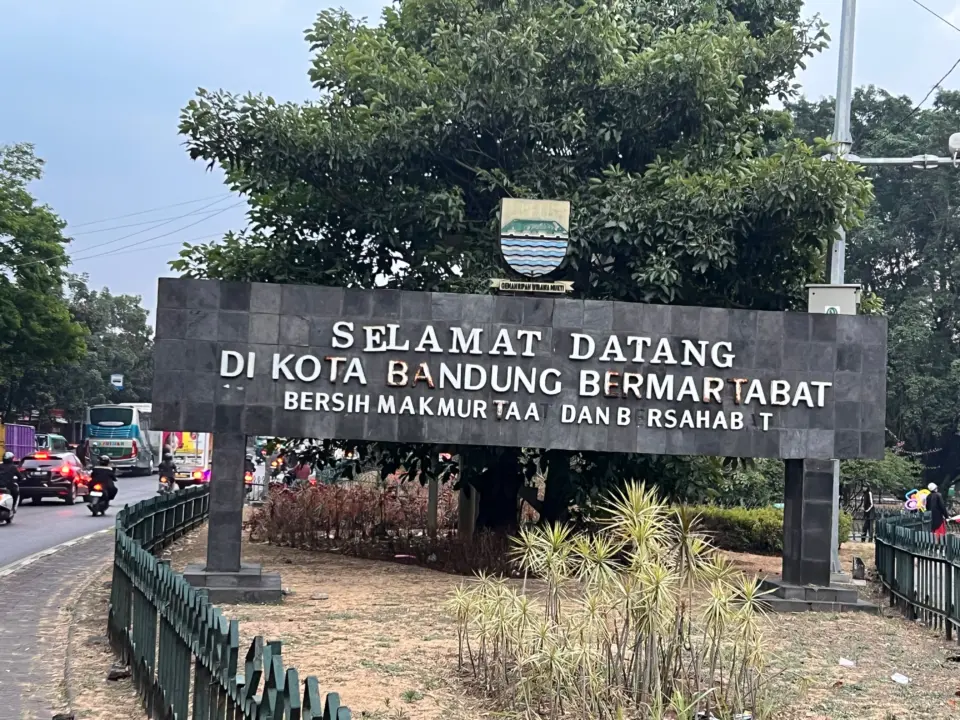 Huruf Papan Nama Rusak, Tugu Perbatasan Cibiru Tampak Kurang Terawat