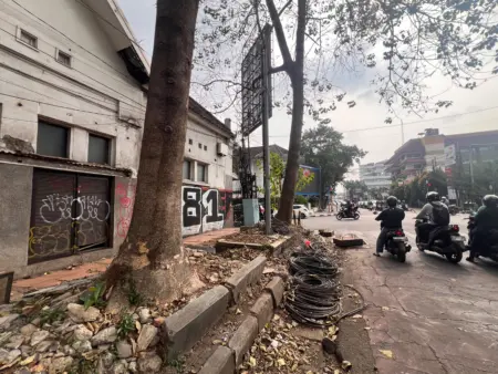 Trotoar Rusak dan Kabel Semrawut Menghantui Simpang Empat Jalan Naripan, Pejalan Kaki Terancam