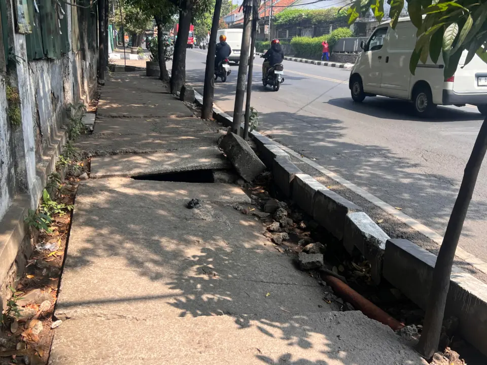 Trotoar Bolong di Jalan Ahmad Nasution Bandung Ancam Keselamatan Pejalan Kaki, Tunanetra Paling Rentan