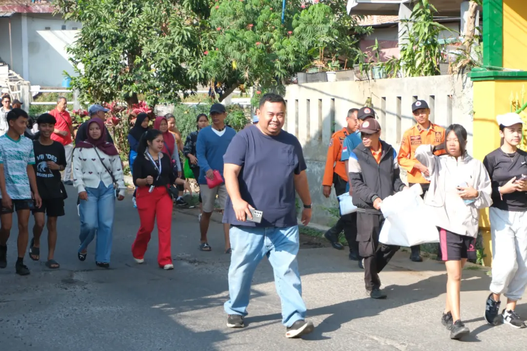 Jalan Sehat Berujung Pungut Sampah, Yudha Puja Turnawan Soroti Drainase Gordah Penuh Sampah