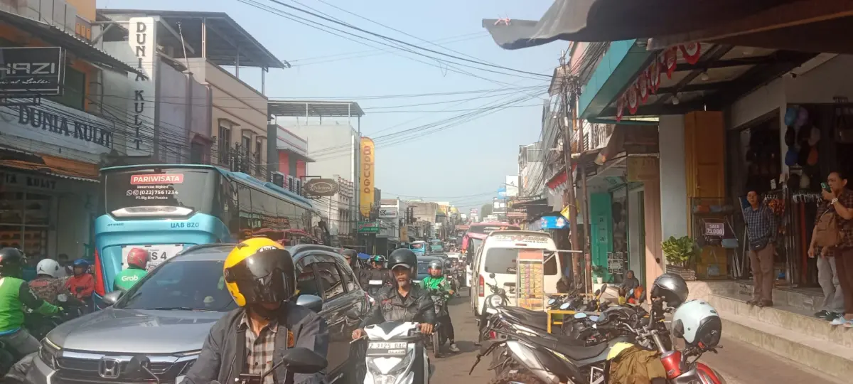 Sukaregang A Yani Garut Macet Saat Libur, Bus Wisatawan Parkir di Jalan karena Belum Ada Lahan Khusus