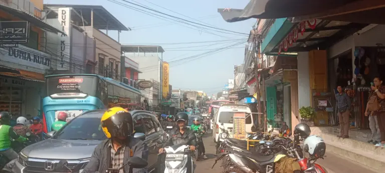 Sukaregang A Yani Garut Macet Saat Libur, Bus Wisatawan Parkir di Jalan karena Belum Ada Lahan Khusus Sukaregang A Yani Garut Macet Saat Libur, Bus Wisatawan Parkir di Jalan karena Belum Ada Lahan Khusus