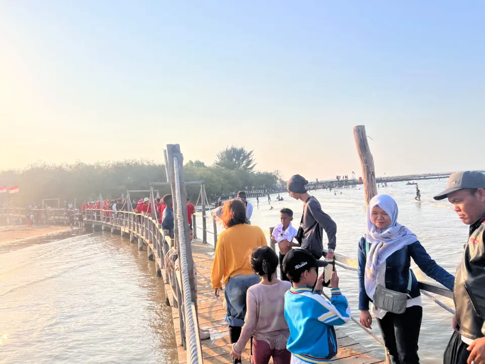 Maulid Nabi Tak Surutkan Minat Wisata, Pantai Kejawanan Cirebon Tetap Dipadati Pengunjung