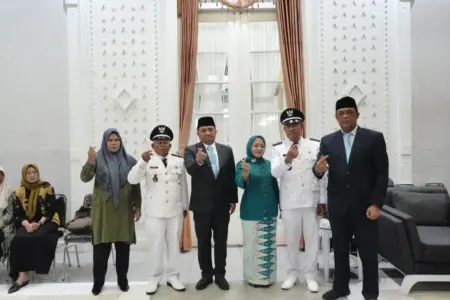 Bupati Garut Lantik Kades PAW Cisewu dan Cigadog Bupati Garut Lantik Kades PAW Cisewu dan Cigadog