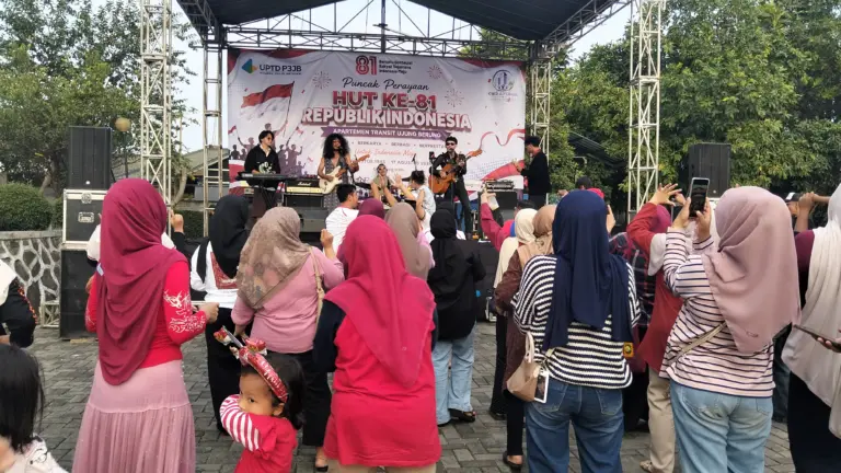Penutupan HUT RI ke-81 di Apartemen Transit Ujungberung Berubah Jadi Pesta Rakyat, Band Lokal Bandung Bikin Suasana Pecah Penutupan HUT RI ke-81 di Apartemen Transit Ujungberung Berubah Jadi Pesta Rakyat, Band Lokal Bandung Bikin Suasana Pecah