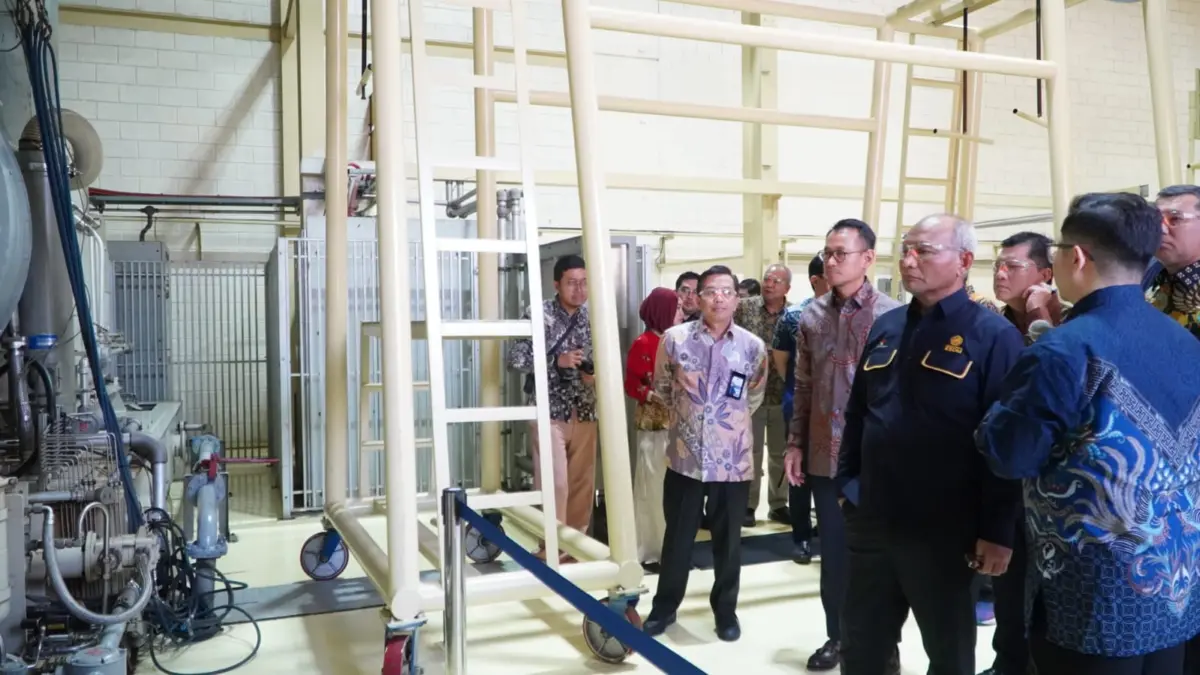 Rombongan pejabat meninjau mesin turbin di fasilitas overhaul Taurus 60 Bandung