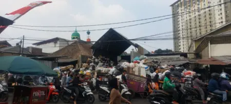 Sampah Menggunung di TPS Pasar Cikutra, Keluhan Warga Tak Kunjung Usai, Penanganan Dinilai Belum Tuntas Tumpukan Sampah di TPS Cikutra (Supyan al ansory/Koranmandala)