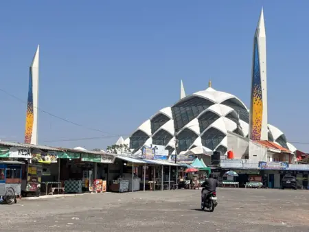 Bazar Masjid Al Jabbar Kian Sepi, Pedagang Terancam Gulung Tikar Bazar Masjid Al Jabbar Kian Sepi, Pedagang Terancam Gulung Tikar