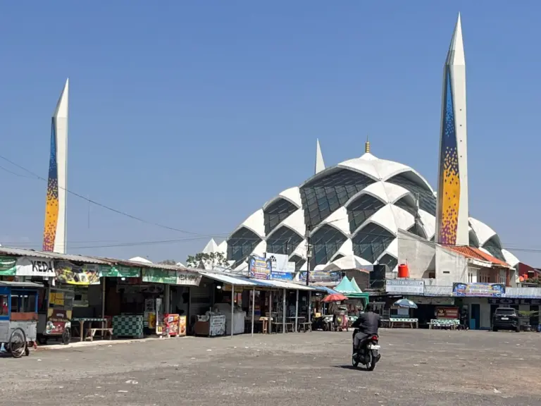 Bazar Masjid Al Jabbar Kian Sepi, Pedagang Terancam Gulung Tikar Bazar Masjid Al Jabbar Kian Sepi, Pedagang Terancam Gulung Tikar