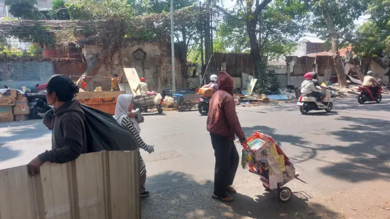 Lapak Ditertibkan, Pedagang Rajawali Timur Bandung Bingung Cari Penghasilan Lapak Ditertibkan, Pedagang Rajawali Timur Bandung Bingung Cari Penghasilan