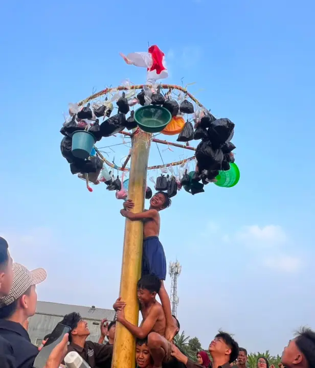 Perlombaan Panjat Pinang di Perayaan Kemerdekaan (Wistia Adi Nurahman/Koranmandala)