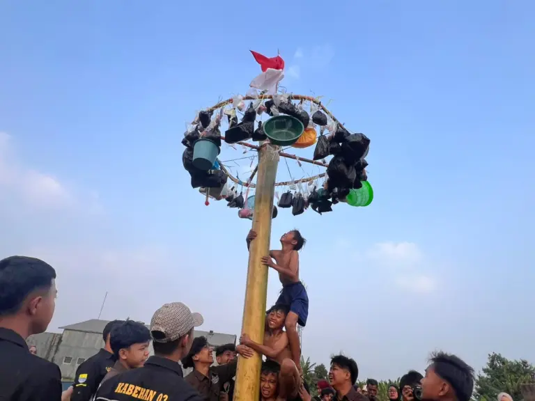 Perlombaan Panjat Pinang