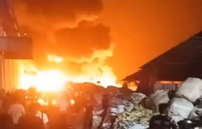 Api Membara hingga Dini Hari, AWC Polres Purwakarta Suplai 5.000 Liter Air ke Lokasi Kebakaran Pabrik